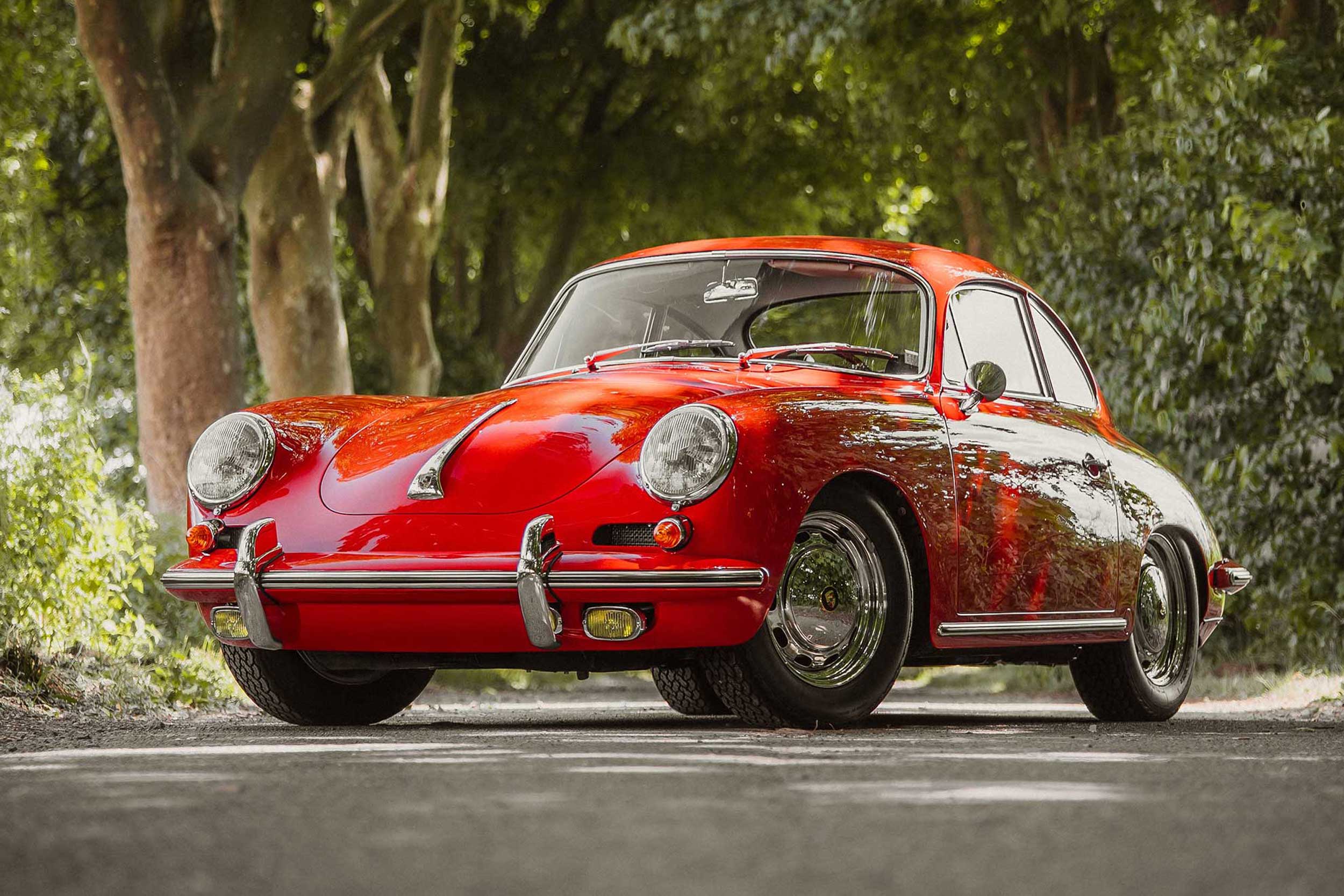 Top restaurierter roter Porsche 356 Oldtimer auf einer Alleestraße – Beispielfahrzeug für ein Wertgutachten bei AUTONORM