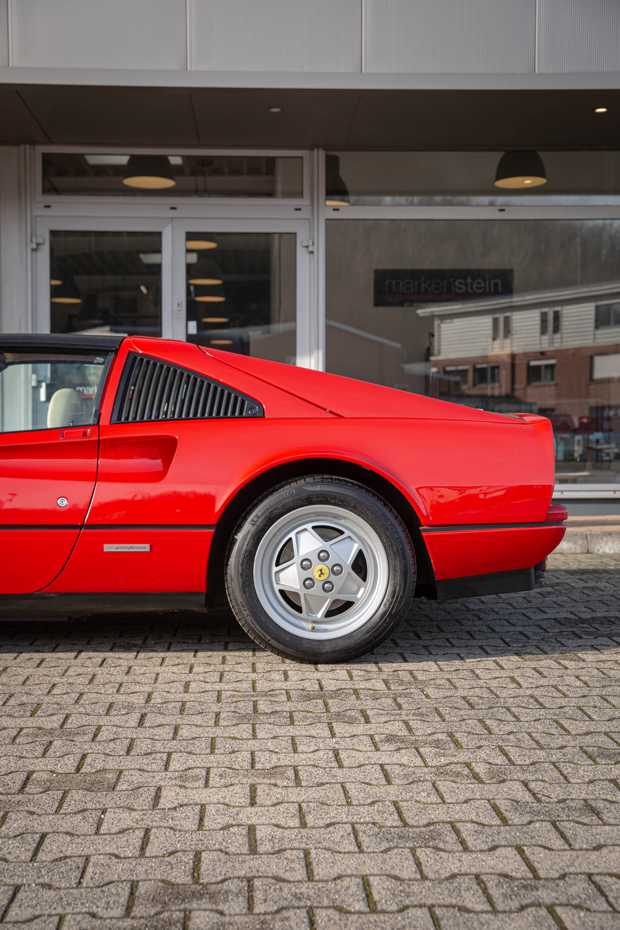 Roter Ferrari 328 GTS von der Seite fotografiert – Fahrzeug, für das ein Wertgutachten erstellt wurde.