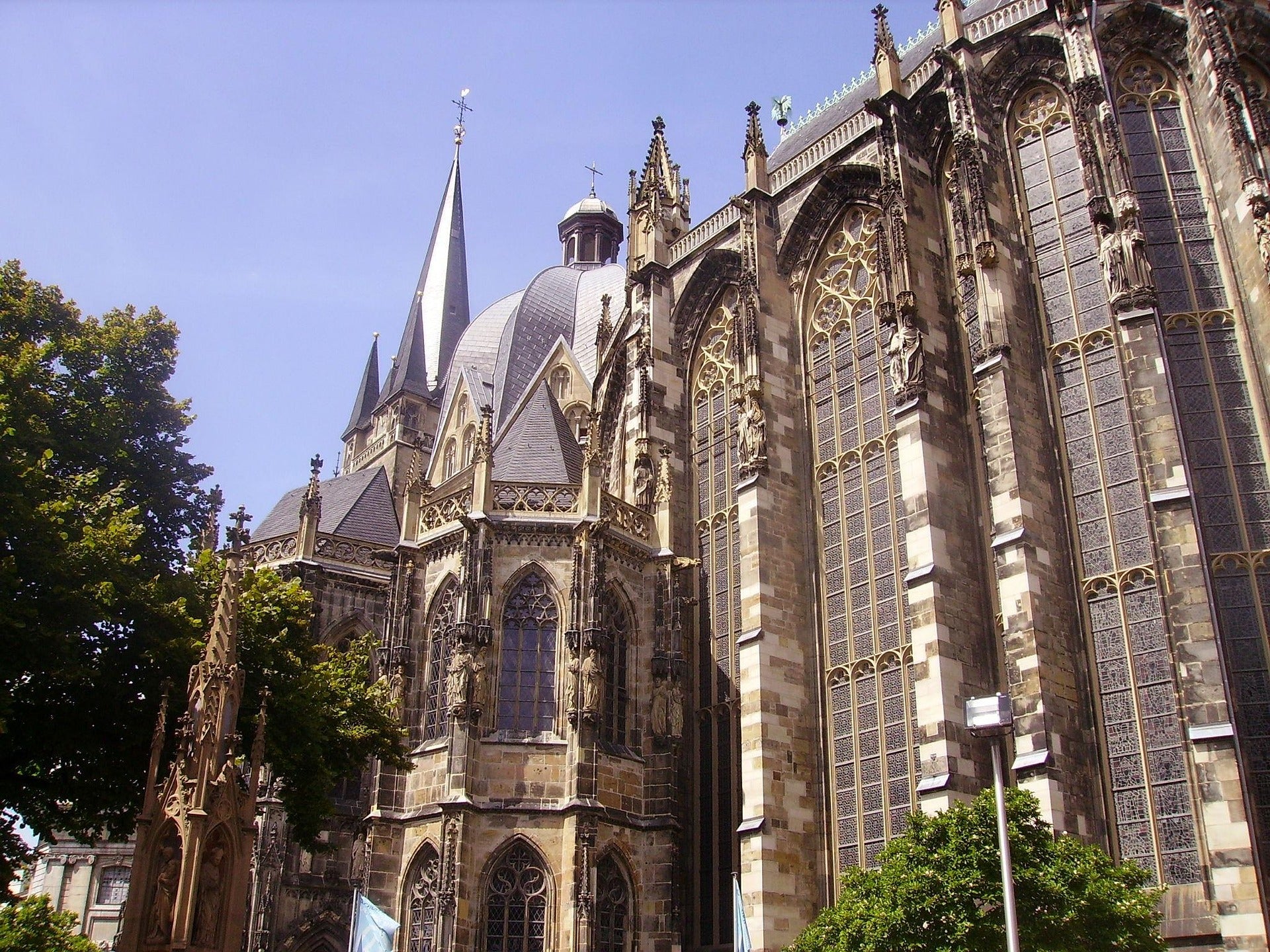 Aachener Dom bei strahlendem Sonnenschein – AUTONORM Kfz-Gutachter ist vor Ort in Aachen für Sie da.