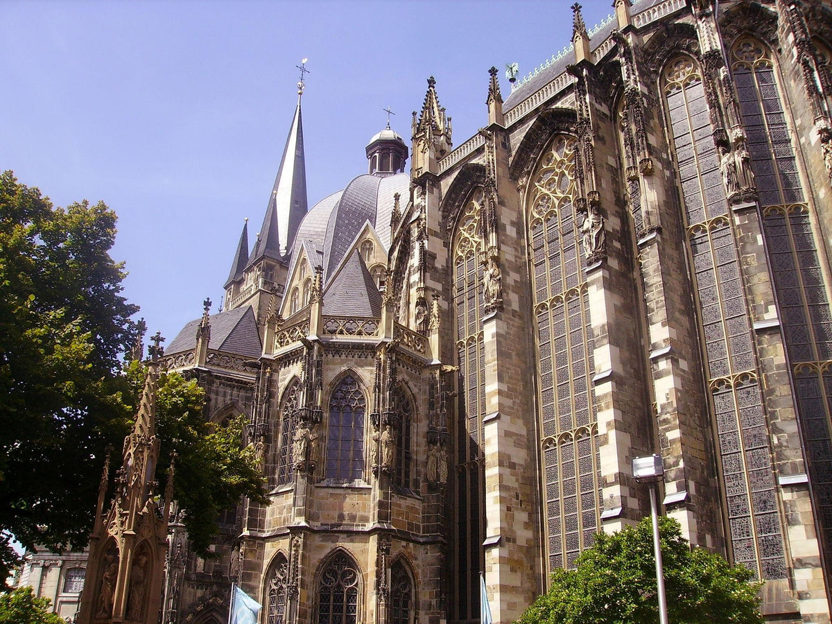 Aachener Dom bei strahlendem Sonnenschein – AUTONORM Kfz-Gutachter ist vor Ort in Aachen für Sie da.