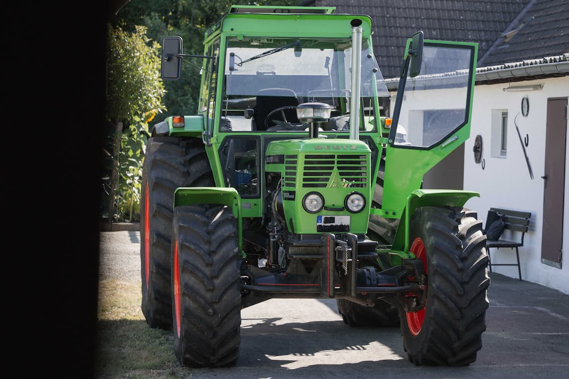 Grüner Deutz-Traktor auf einem Hofgrundstück, begutachtet im Rahmen eines Wertgutachtens von AUTONORM
